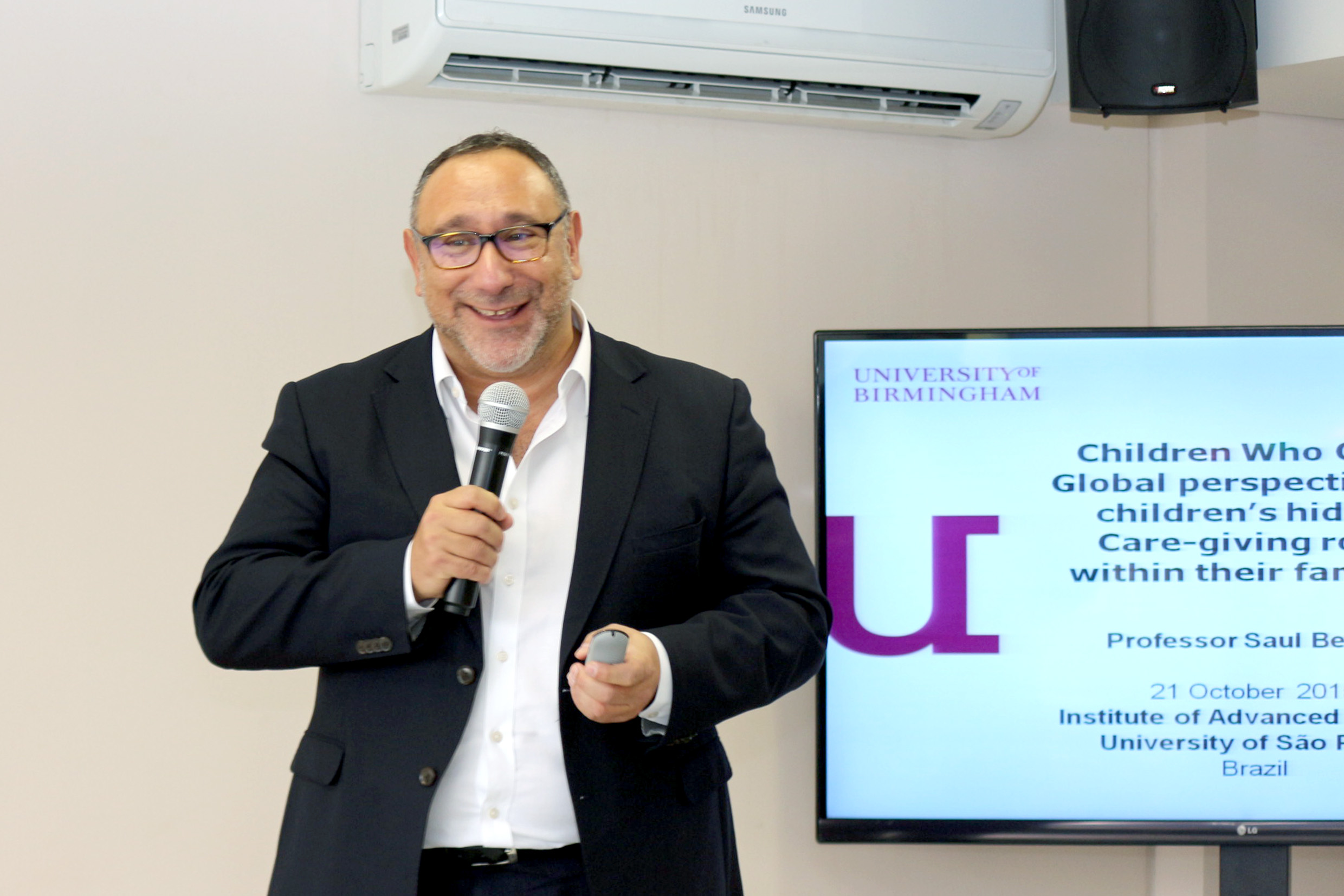 Saul Becker inicia sua apresentação