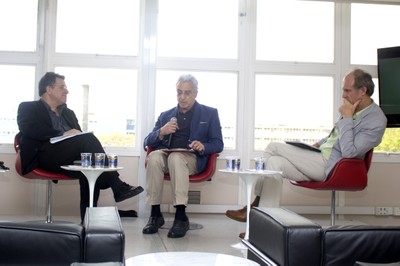 José Teixeira Coelho encerra o debate e agradece a Gerardo Caetano