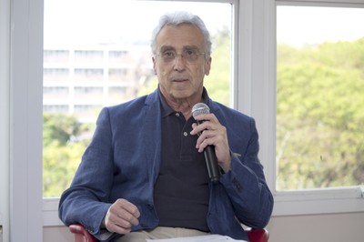 José Teixeira Coelho Netto apresenta Gerardo Caetano