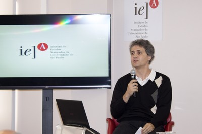 Janes Jorge inicia sua apresentação