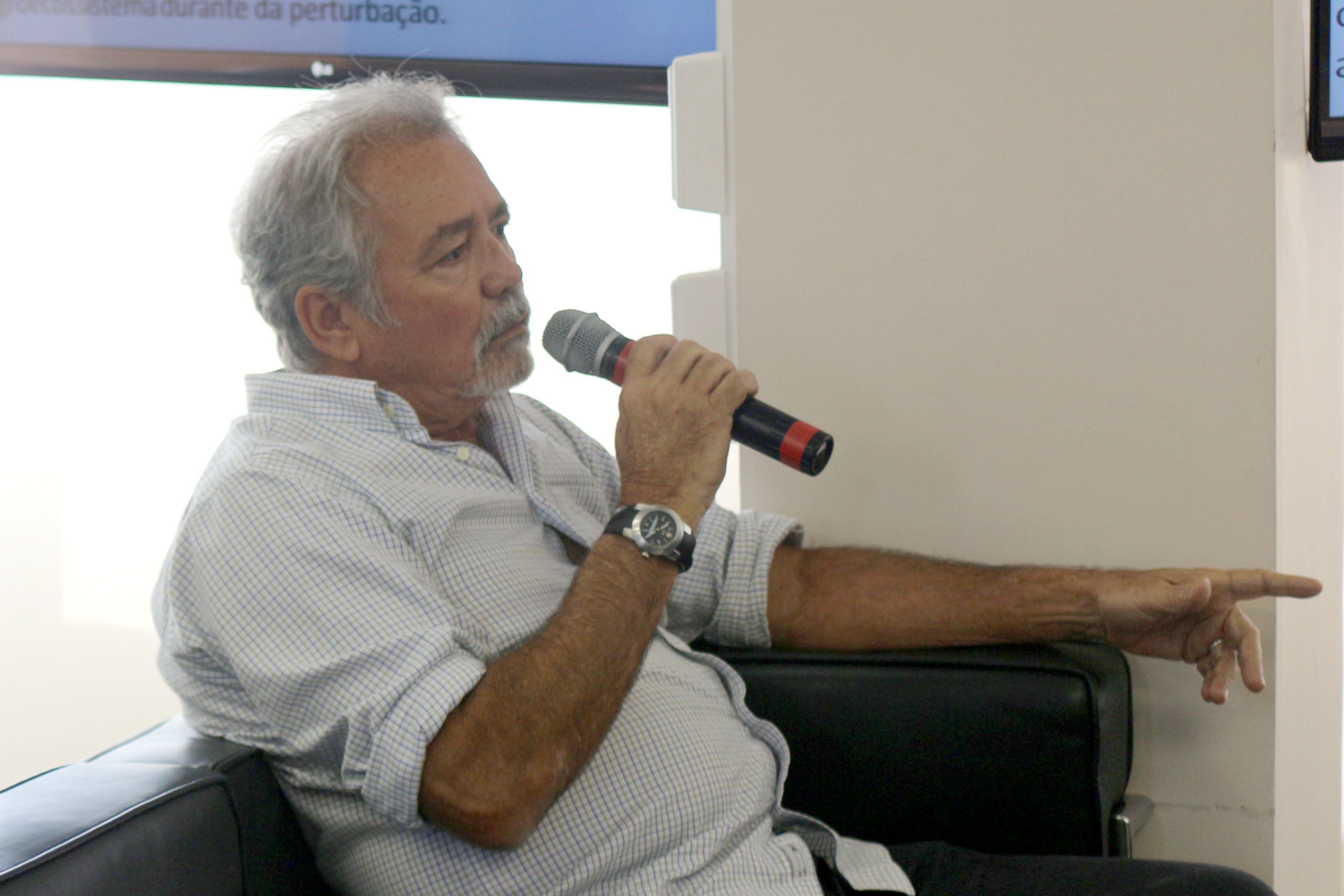 Marcio Automare fala durante o debate