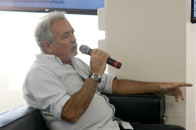 Marcio Automare fala durante o debate