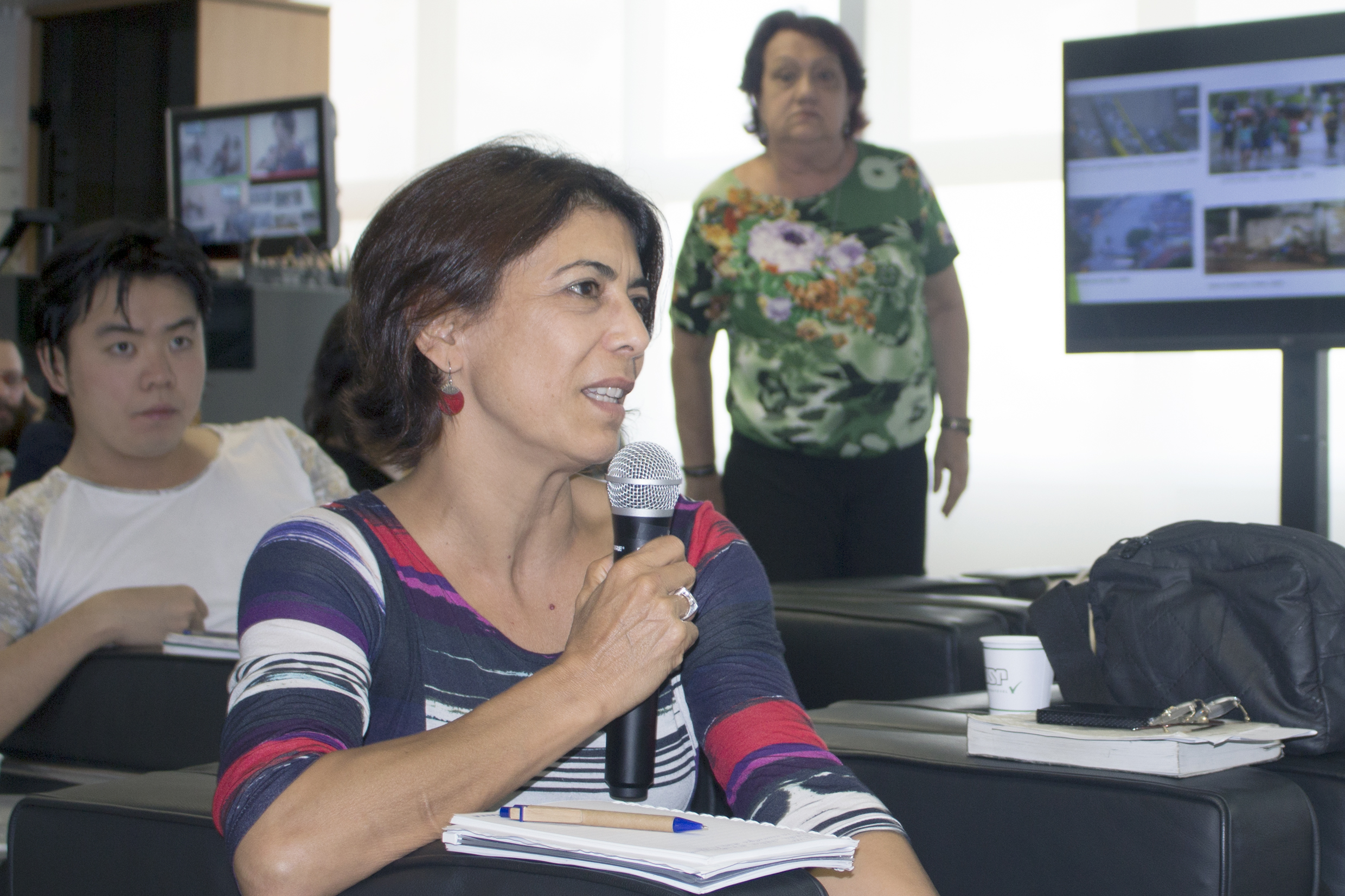 Participante do público debate com as expositoras