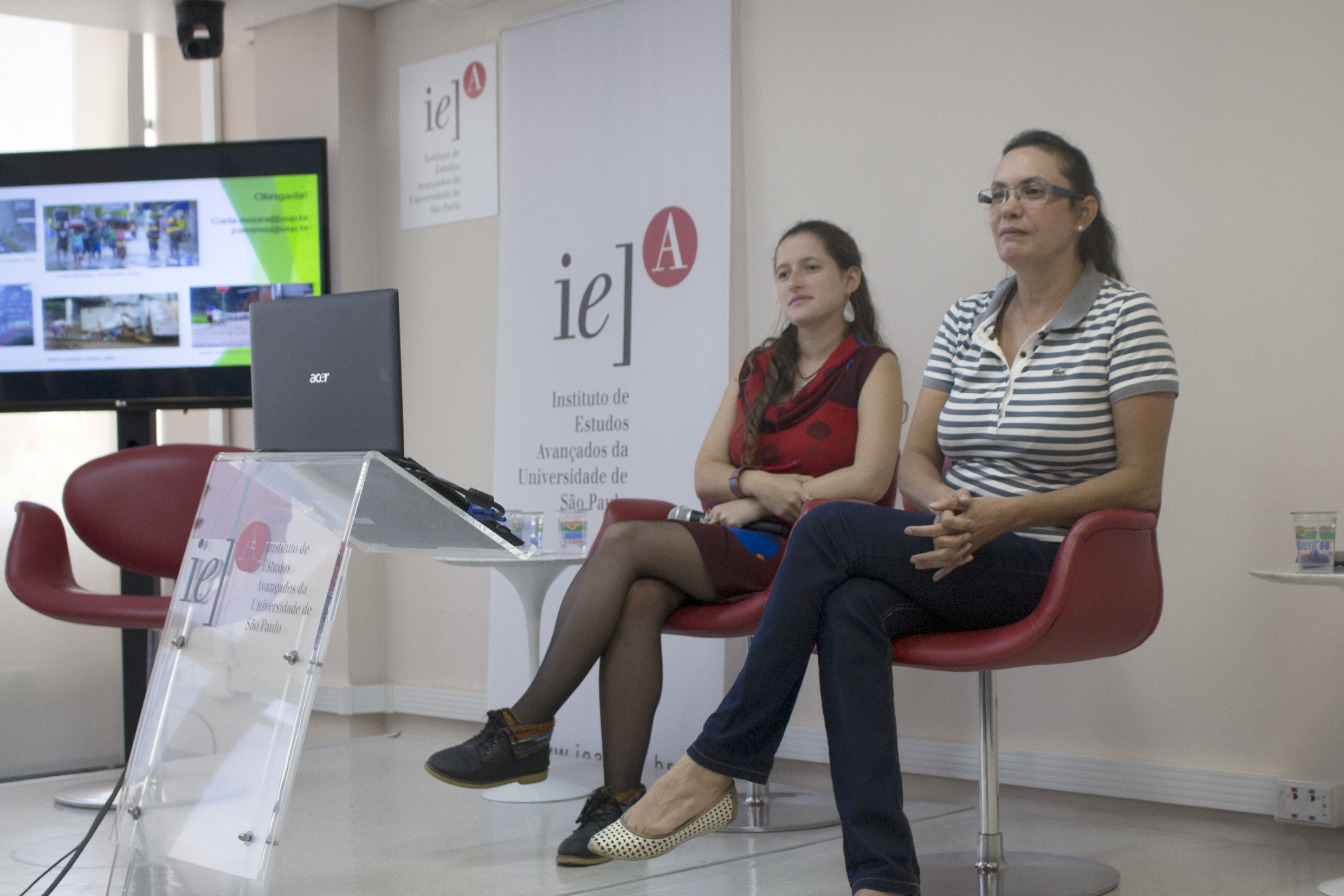 Carla Moura e Jane Ramirez aguardam perguntas do público