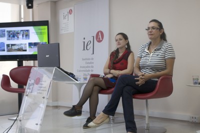Carla Moura e Jane Ramirez aguardam perguntas do público