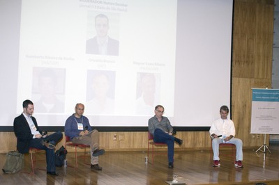 O jornalista Herton Escobar, moderador, e Wagner Costa Ribeiro, Orivaldo Brunini e Humberto Ribeiro da Rocha, expositores do Painel I - (14/10/2015)