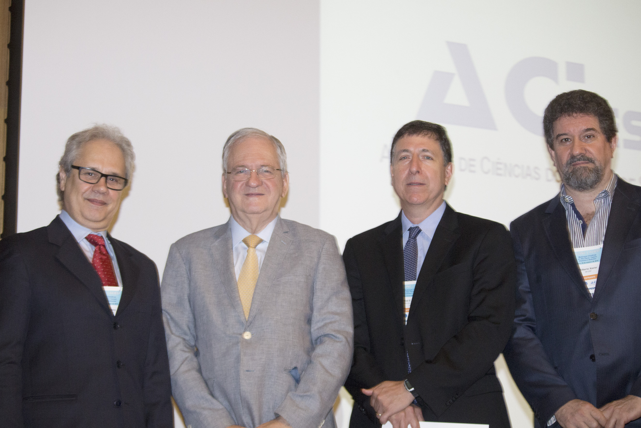 Marcos Buckeridge, um dos coordenadores do evento, o reitor da USP Marco Antonio Zago, o pró-reitor de Pesquisa da USP, José Eduardo Krieger, e Gilberto Xavier, diretor do IB - USP