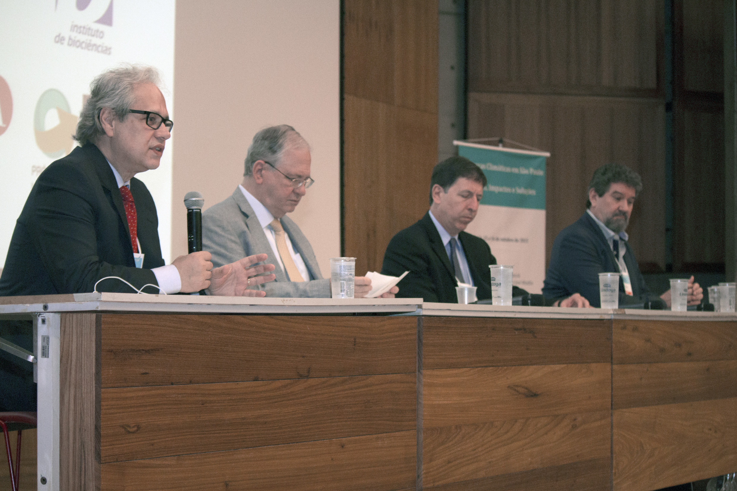Marcos Buckeridge, um dos coordenadores do evento, o reitor da USP Marco Antonio Zago, o pró-reitor de Pesquisa da USP, José Eduardo Krieger, e Gilberto Xavier, diretor do IB - USP