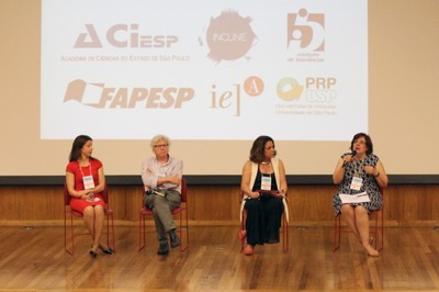 Mariluce de Souza Moura abre o Painel V e apresenta os expositores - 16/10/2015