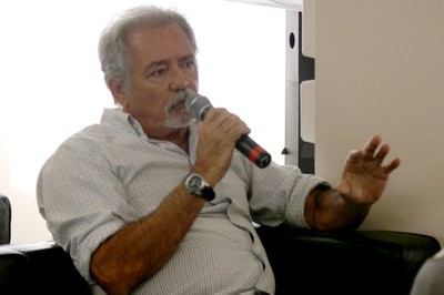 Marcio Automare fala durante o debate