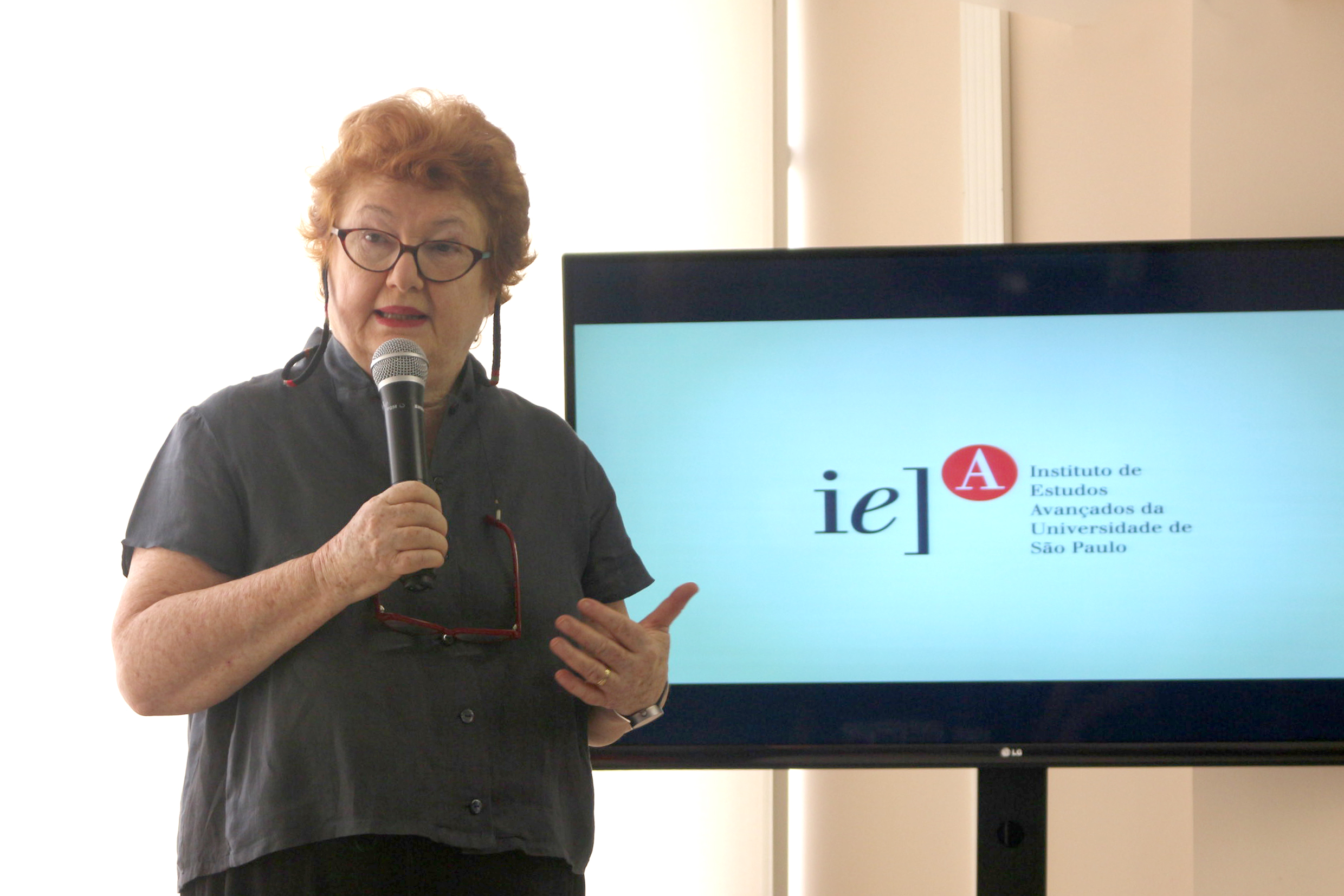 Manuela Carneiro da Cunha abre a primeira sessão do evento e apresenta o expositor André Baniwa - (12/11/2015)