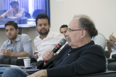 Glauco Arbix faz perguntas durante o debate