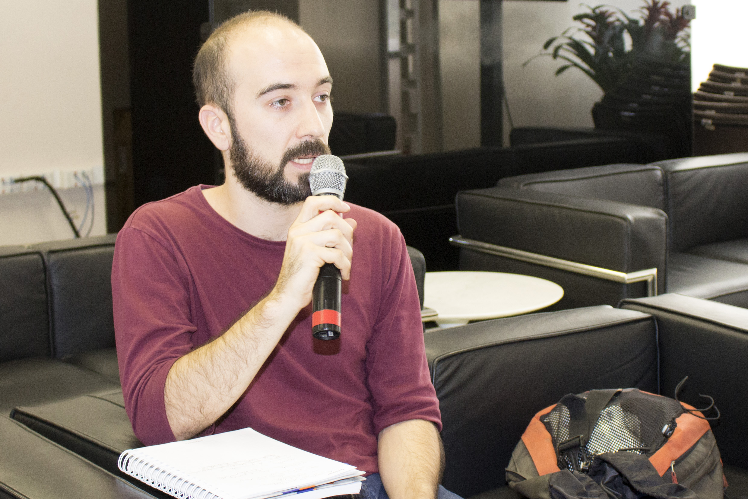 Participante do público faz perguntas durante o debate