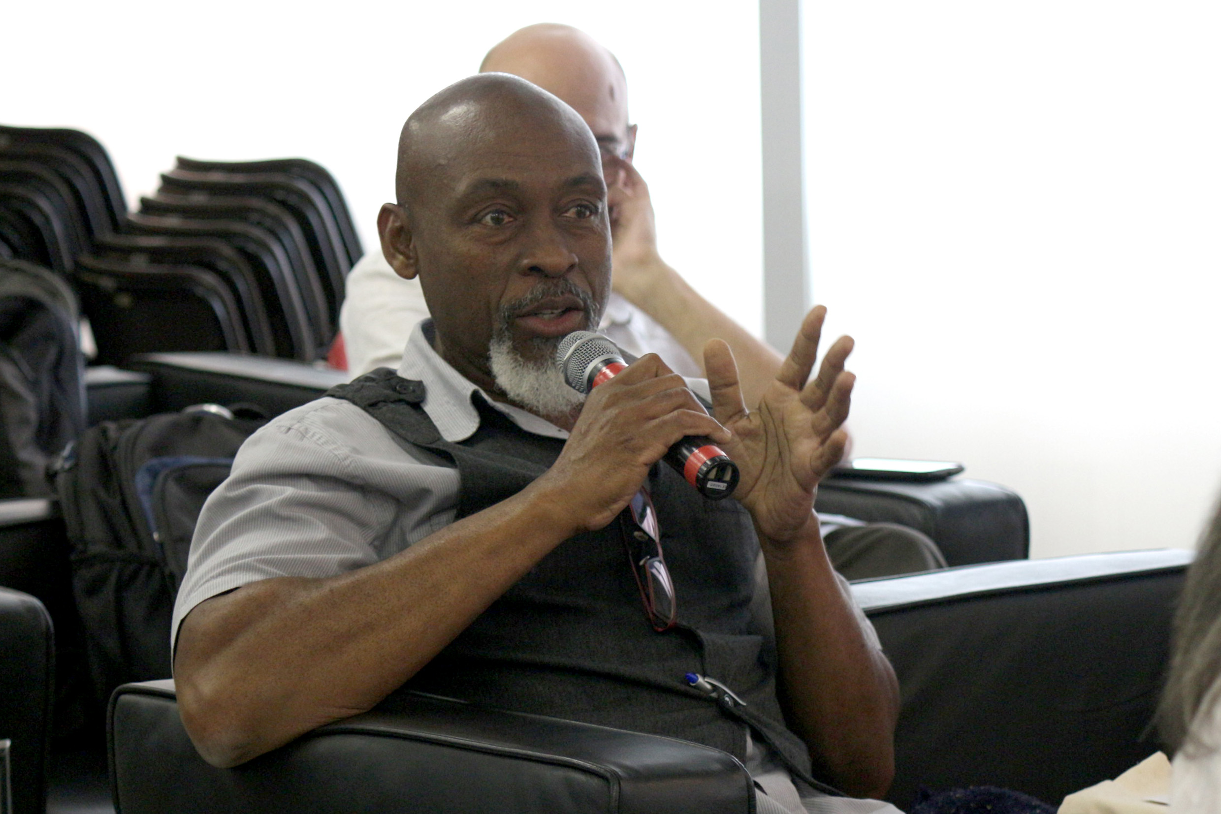 Clifford Griffin faz perguntas aos expositores durante o debate - (03/12/2015 - tarde)