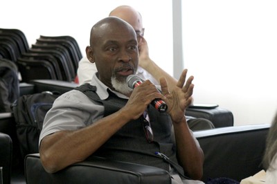 Clifford Griffin faz perguntas aos expositores durante o debate - (03/12/2015 - tarde)