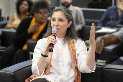 Gabriela O'Donnell faz perguntas durante o debate - (03/12/2015- tarde)