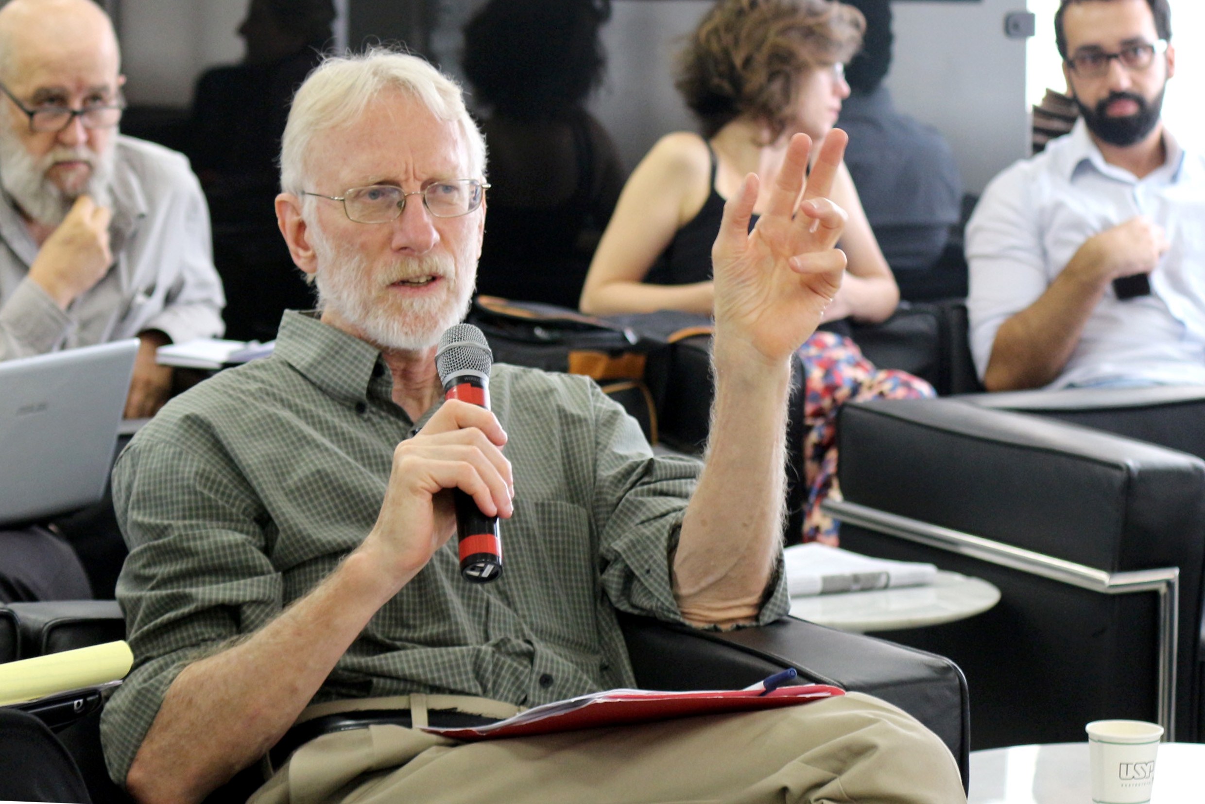 Robert Moog faz perguntas durante o debate - (04/12/2015)
