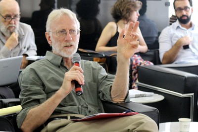 Robert Moog faz perguntas durante o debate - (04/12/2015)