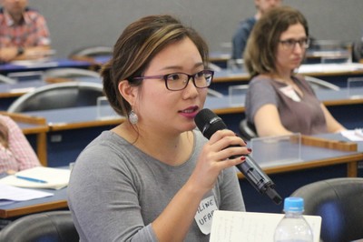 Aline Yuri Hasegawa faz perguntas ao expositor durante o debate