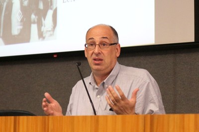 Jeffrey Lesser responde as perguntas do público