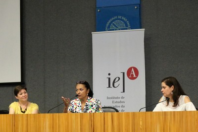 Ligia Fonseca Ferreira apresenta a expositora Rosane de Sá Amado