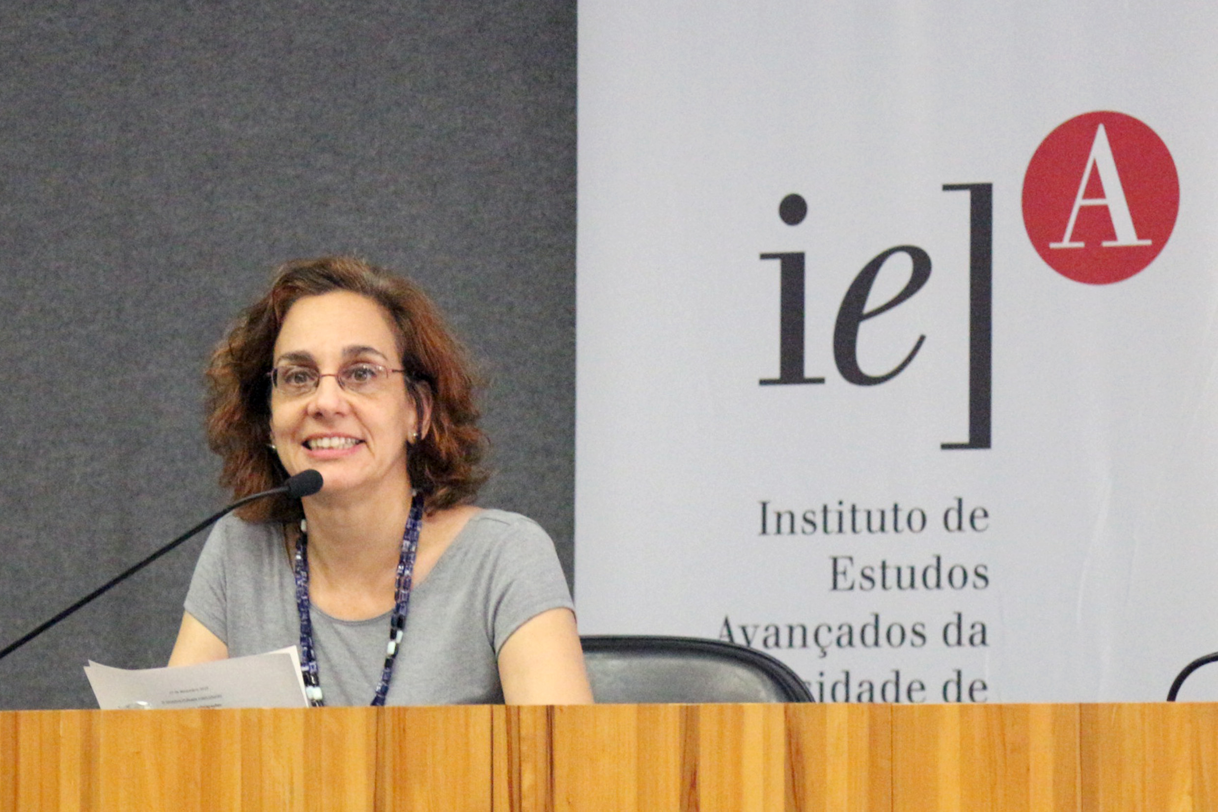 Sylvia Dantas abre o evento e apresenta o expositor, Jeffrey Lesser