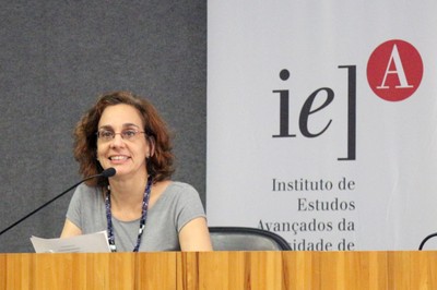 Sylvia Dantas abre o evento e apresenta o expositor, Jeffrey Lesser