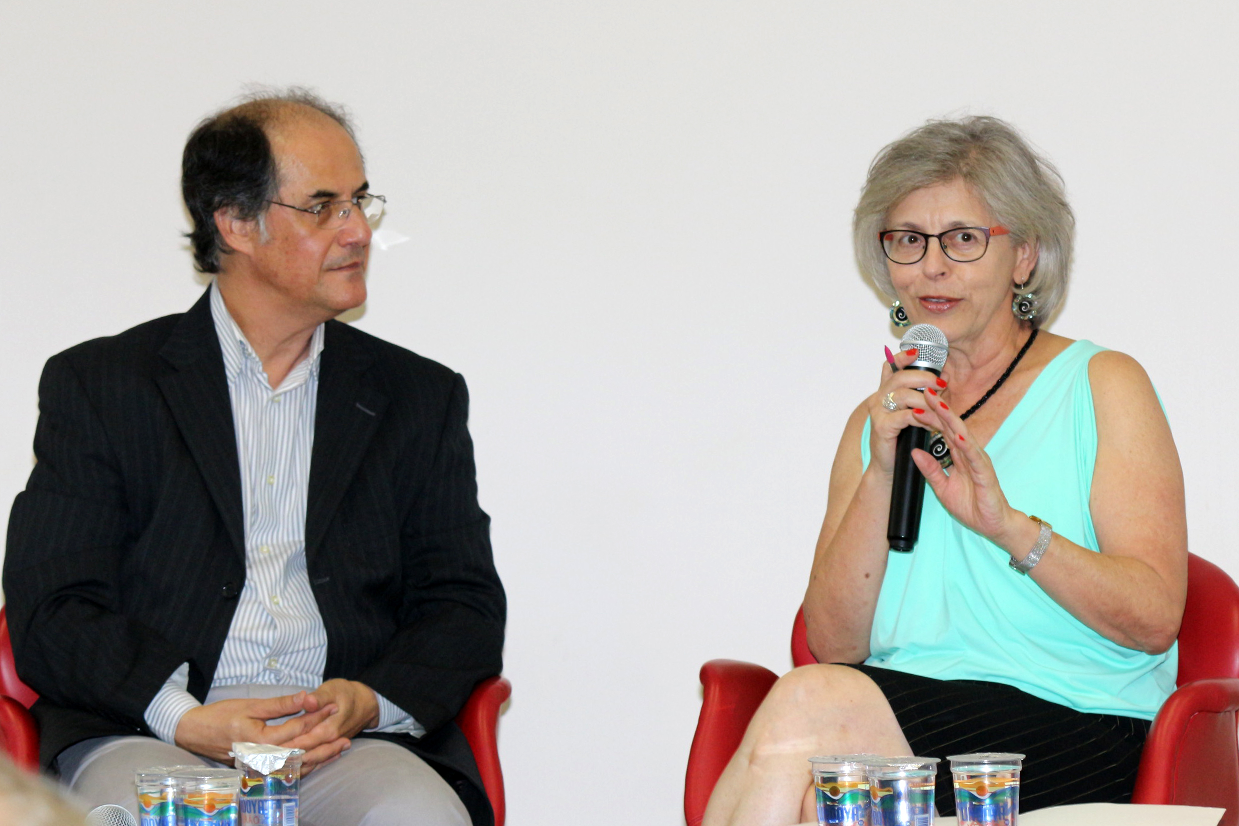 Neli Aparecida de Mello-Théry abre o evento e apresenta o expositor, José Benatti