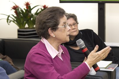 Participante do público faz perguntas a expositora
