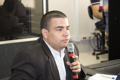 Rone Vieira faz perguntas durante o debate