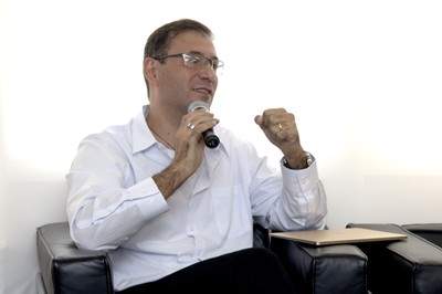 Participante do público faz perguntas durante o debate