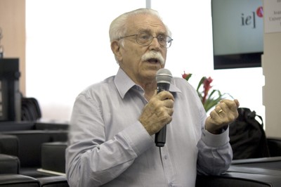 Carlos Alberto Barbosa Dantas faz perguntas durante a exposição
