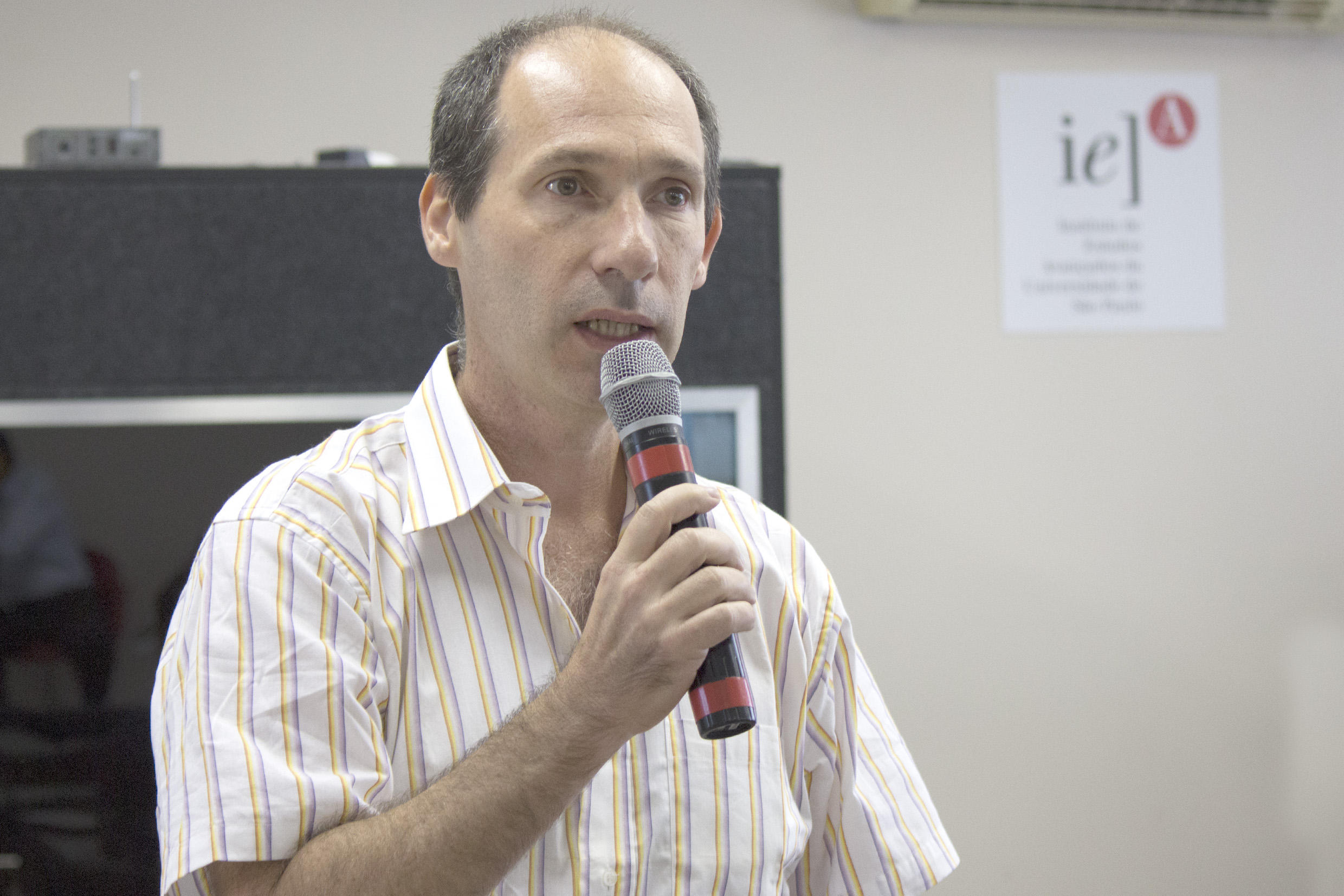 Participante do público faz perguntas durante o debate