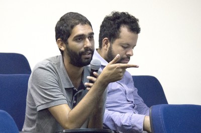 Leonardo Melo Lins faz perguntas aos expositores