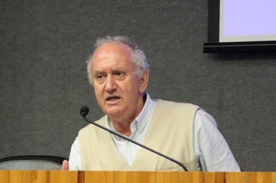 Bernardo Mançano Fernandes inicia sua apresentação
