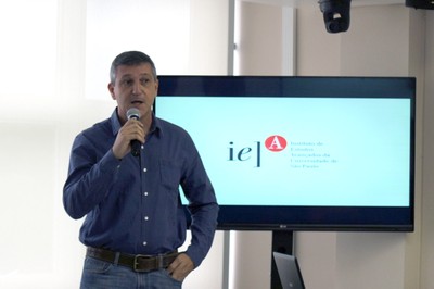 Miguel Freitas do Instituto Florestal, fala durante o debate