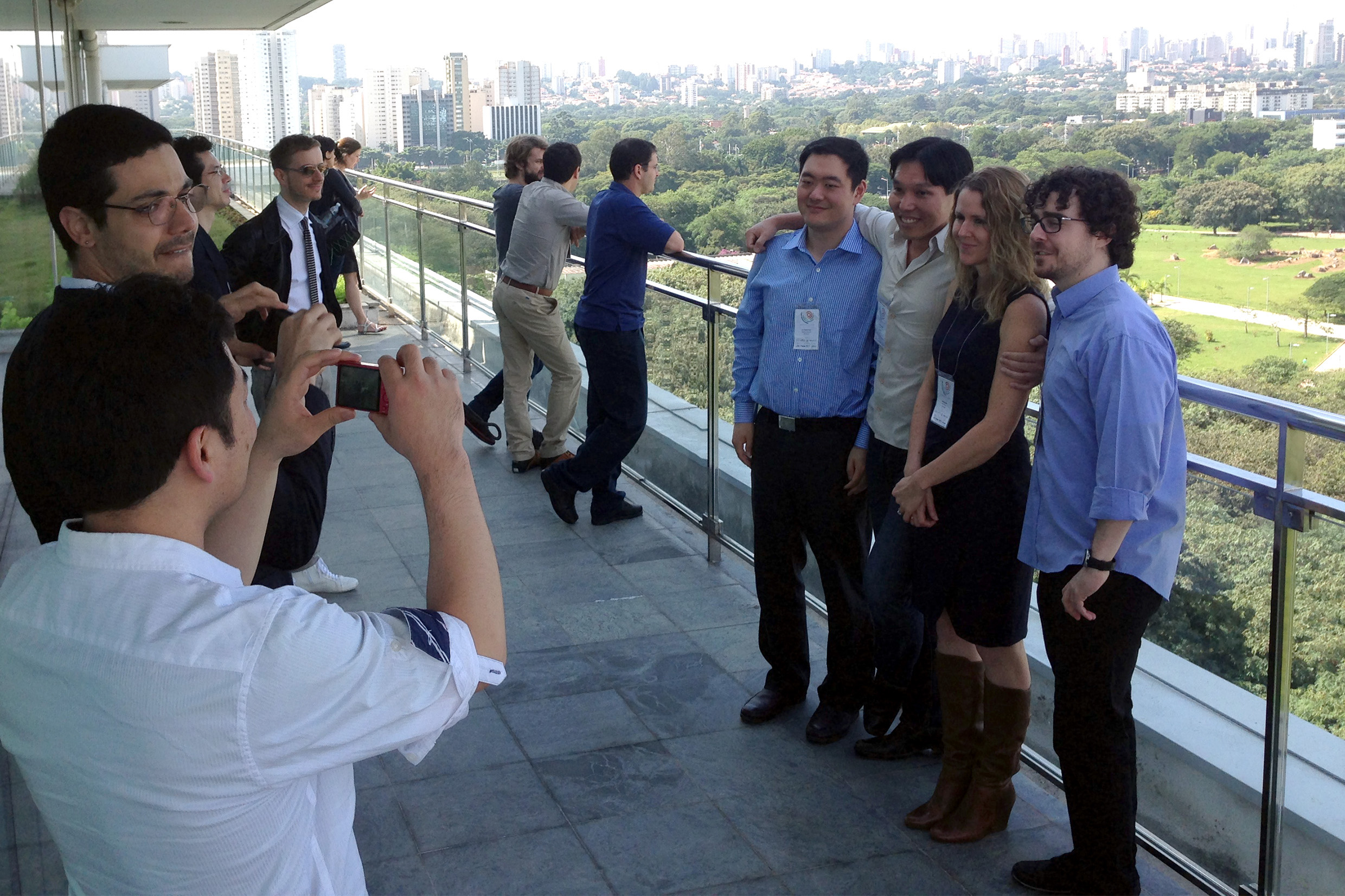 Participantes visitam o Gabinete do reitor