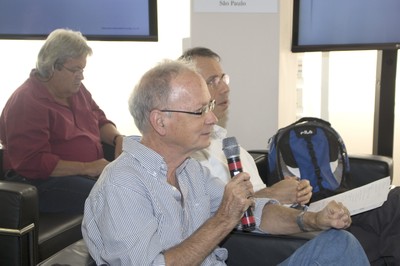Alfredo Miguel Ozorio de Almeida faz perguntas ao expositor