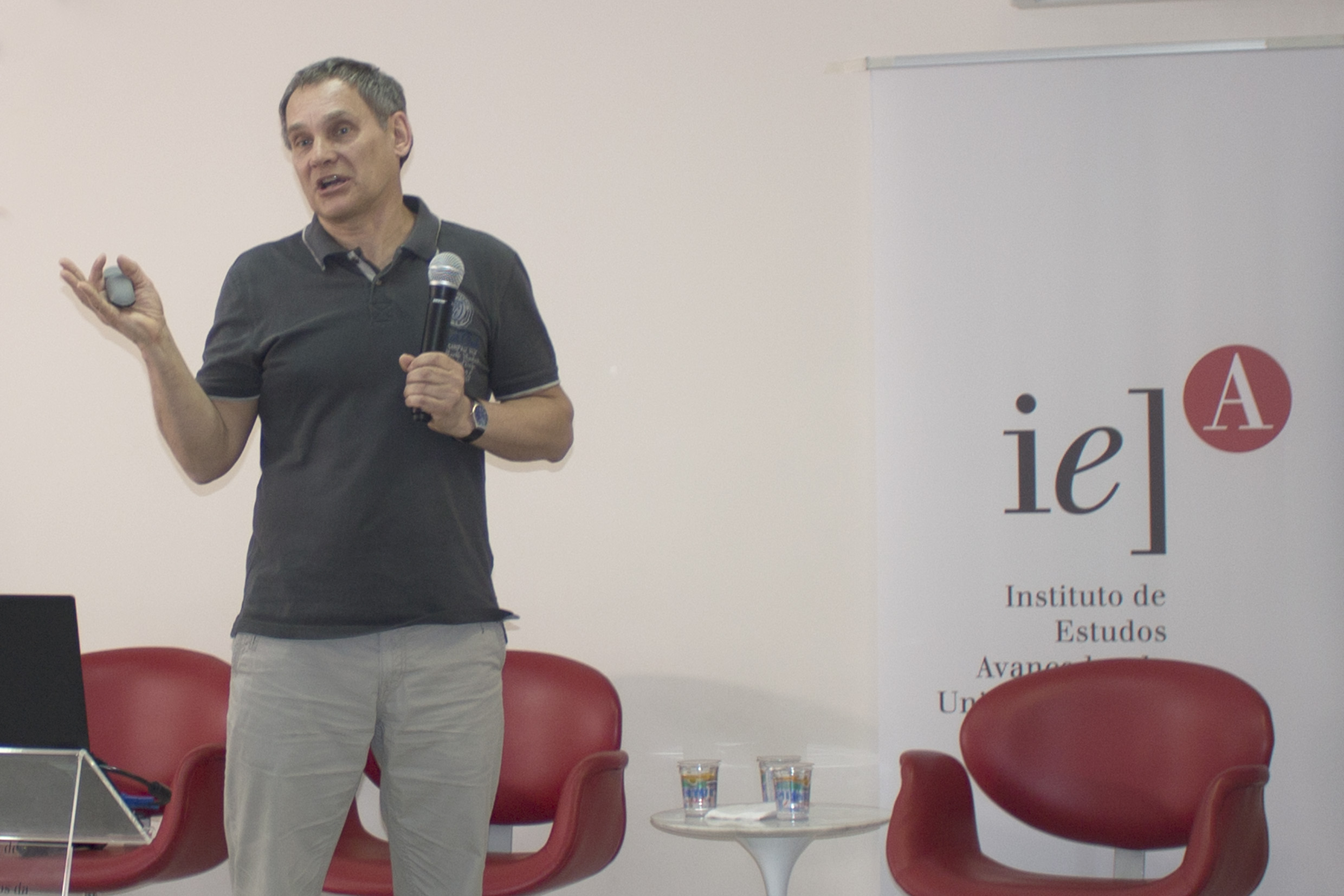 Andrey Radievich Kolovsky inicia sua apresentação