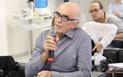 José-Luis Diaz fala durante o debate