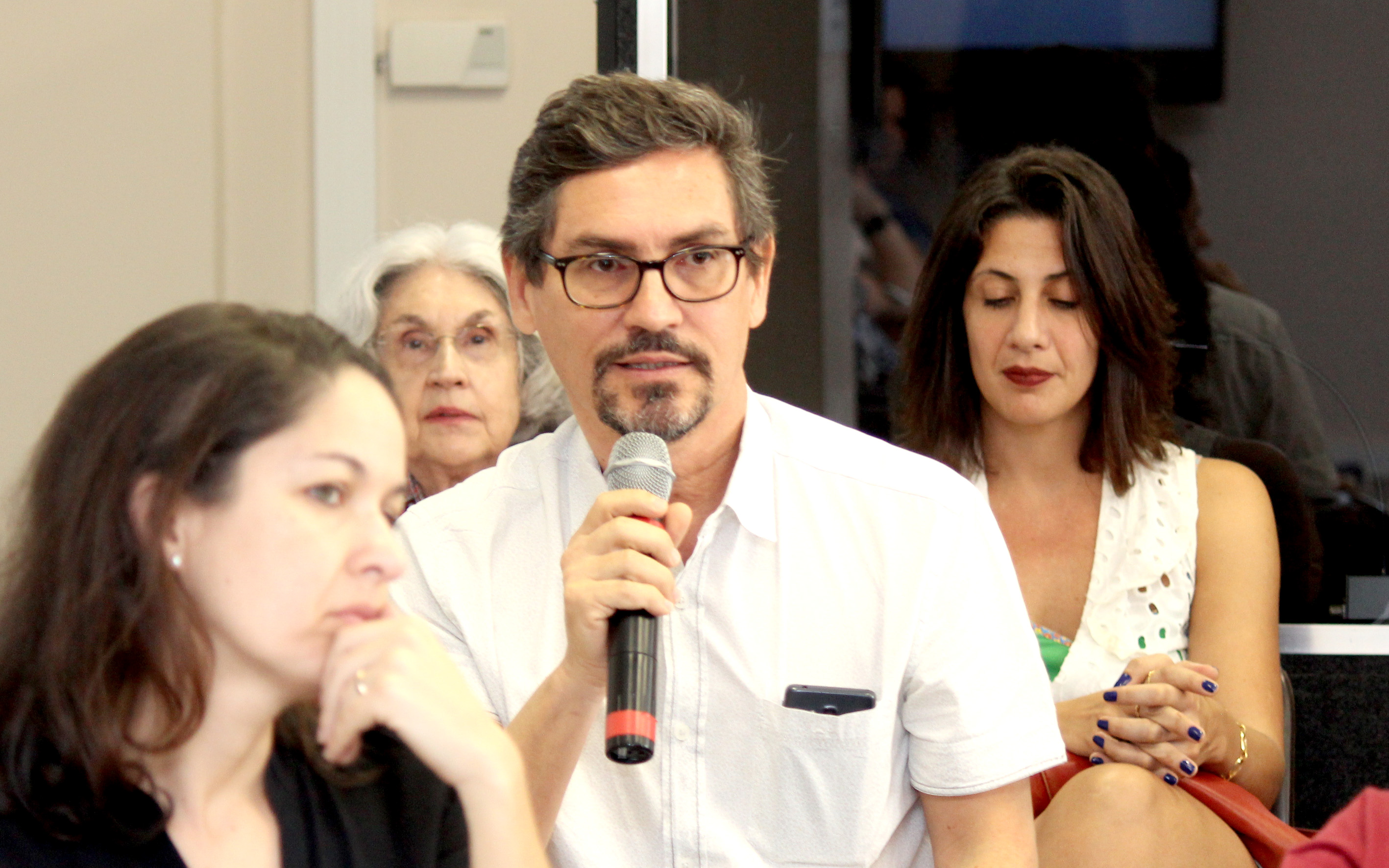 Participante do público faz perguntas a expositora