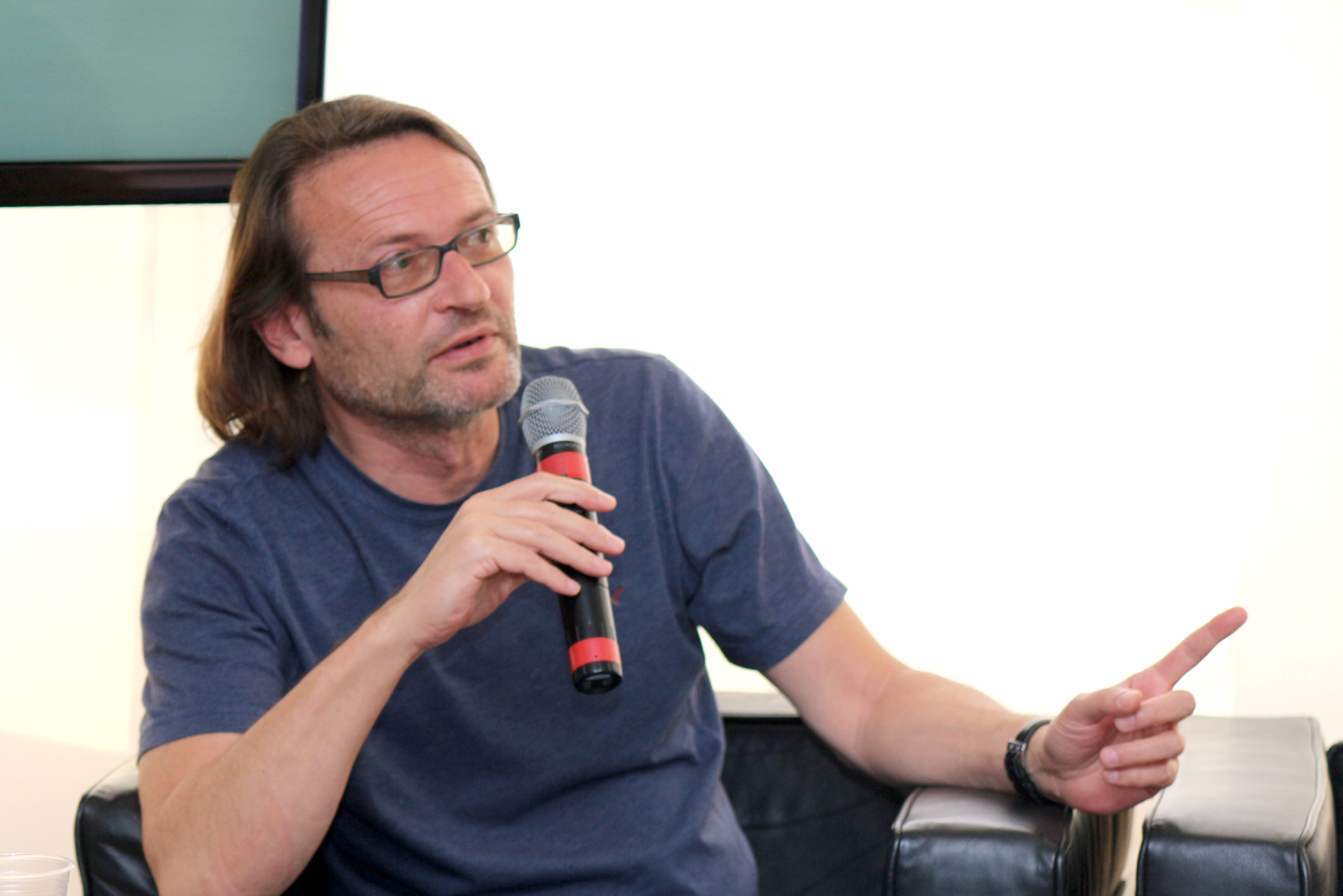Thomas Auman faz perguntas ao expositor