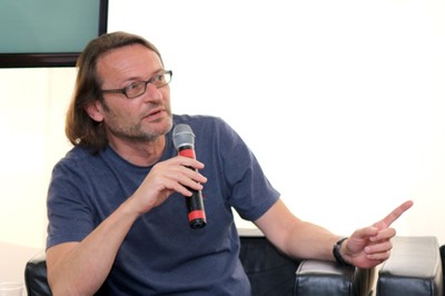 Thomas Auman faz perguntas ao expositor