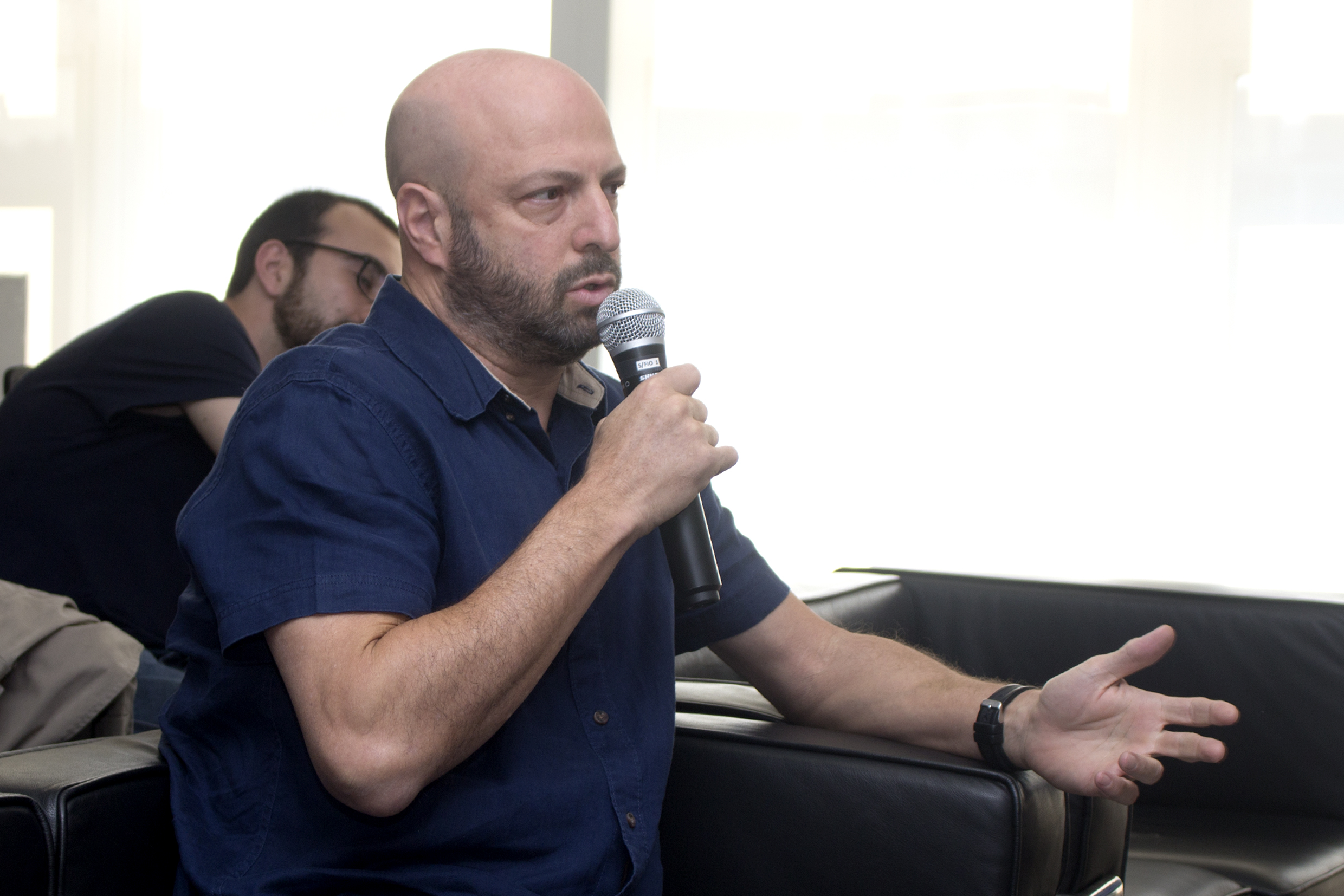 Participante do público faz perguntas aos expositores