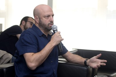 Participante do público faz perguntas aos expositores