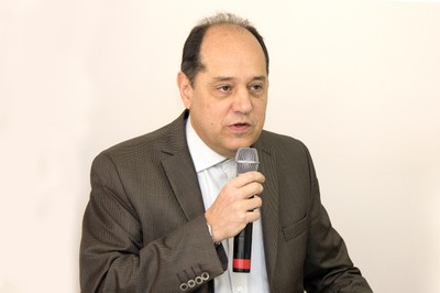 Eugênio Bucci apresenta os expositores e explica a dinâmica das apresentações