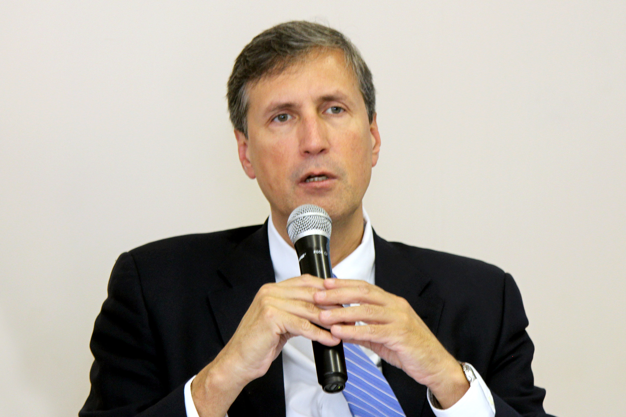 Pedro Dallari apresenta os expositores e explica a dinâmica do debate