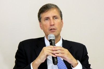 Pedro Dallari apresenta os expositores e explica a dinâmica do debate