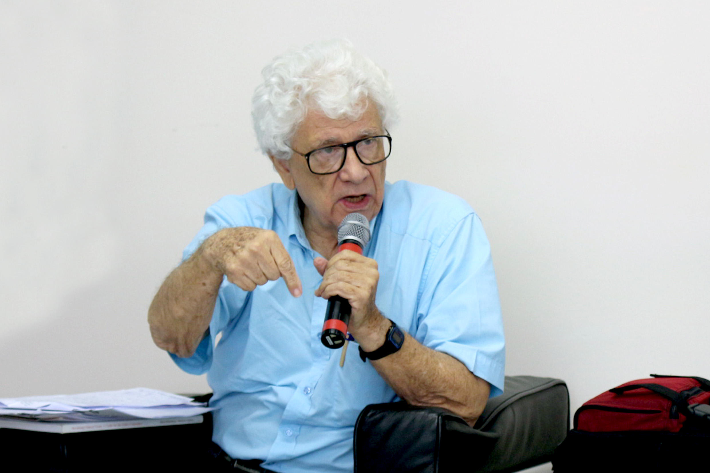 José da Rocha Carvalheiro faz comentários sobre a exposição 