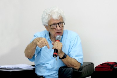 José da Rocha Carvalheiro faz comentários sobre a exposição 